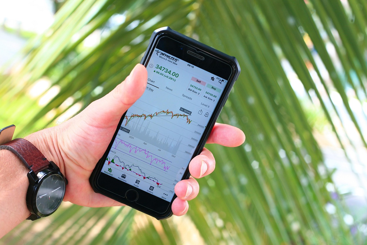 Trading screen with analytics — Pinnacle's no-vig closing price is the industry's sharp benchmark